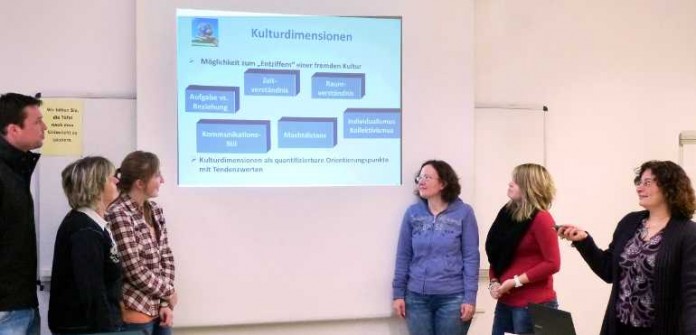 VHS schulte Mitarbeiter der Stadtverwaltung in „Interkultureller Kommunikation“